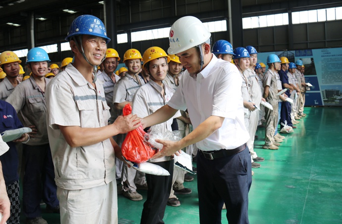 1625795898990149.jpg 炎炎夏日南昌市政遠(yuǎn)大開展下產(chǎn)線送清涼活動6912.jpg