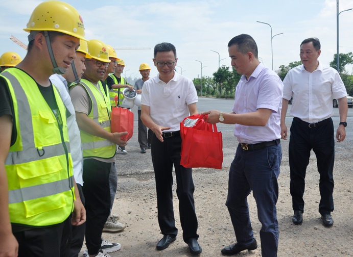 南昌市政公用集團鄭學(xué)平到工程建設(shè)一線送清涼6912.jpg