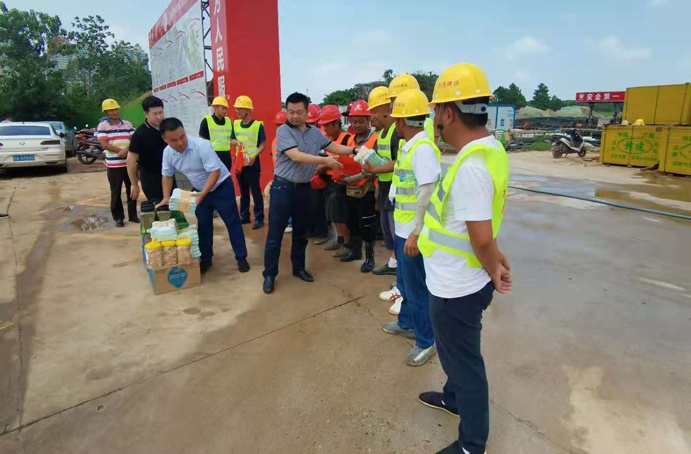 1628471418224929.jpg 南昌市政建設(shè)集團(tuán)開展防暑降溫慰問一線職工民工兄弟6914.jpg