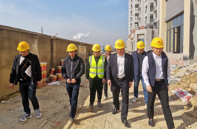 1638512213508492.jpg 徐旭前往秦坊棚戶區(qū)改造及天祥安置房項目檢查督導(dǎo)691.jpg