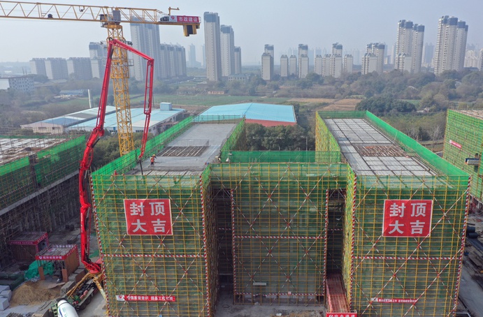 1639359478873468.jpg 南昌縣人才公共實(shí)訓(xùn)基地項(xiàng)目教學(xué)樓主體結(jié)構(gòu)封頂6911.jpg