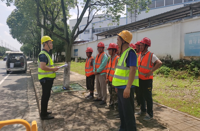 南昌市井蓋整治(天寧東路)段項(xiàng)目組織全體井蓋施工班組人員進(jìn)行安全技術(shù)交底 南昌市井蓋整治(天寧東路)段項(xiàng)目組織全體井蓋施工班組人員進(jìn)行安全技術(shù)交底