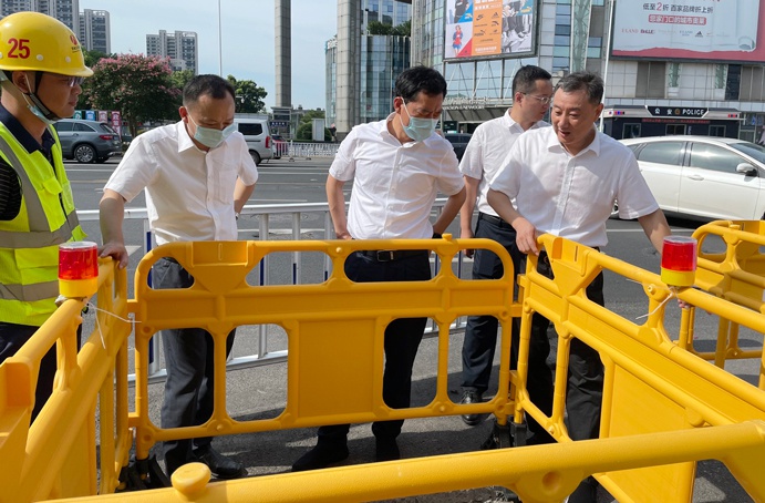 市政公用集團(tuán)黨委副書記總經(jīng)理萬義輝到南昌市窨井蓋專項(xiàng)整治項(xiàng)目現(xiàn)場檢查指導(dǎo) 市政公用集團(tuán)黨委副書記總經(jīng)理萬義輝到南昌市窨井蓋專項(xiàng)整治項(xiàng)目現(xiàn)場檢查指導(dǎo)