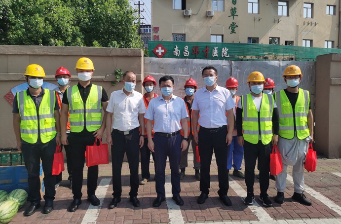 市政公用集團(tuán)副總經(jīng)理郭曉慶來到南昌市窨井蓋專項(xiàng)整治項(xiàng)目開展夏送清涼慰問活動