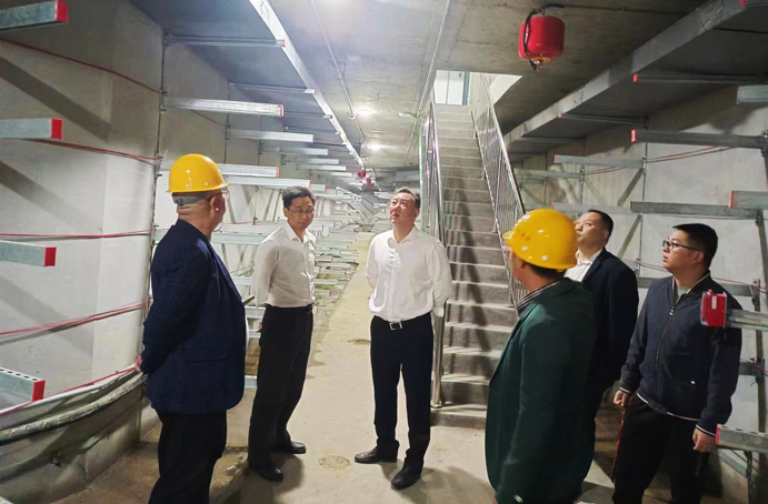 徐旭前往南昌縣河洲路項(xiàng)目、小藍(lán)大道快速化項(xiàng)目調(diào)研