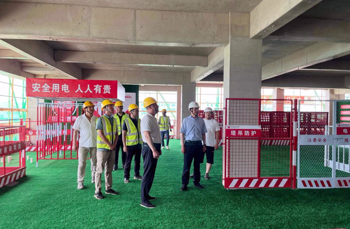 市政公用集團黨委副書記總經(jīng)理萬義輝到新建區(qū)職業(yè)技術學校新校區(qū)建設項目調(diào)研