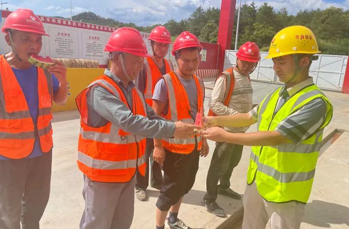 南昌市政建設(shè)集團扎實推進高溫季節(jié)安全生產(chǎn)和防暑降溫工作 南昌市政建設(shè)集團扎實推進高溫季節(jié)安全生產(chǎn)和防暑降溫工作