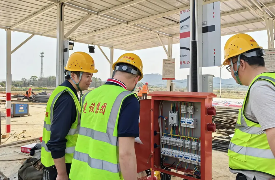 南昌市政建設(shè)集團(tuán)有限公司緊急開展強(qiáng)對(duì)流天氣專項(xiàng)安全檢查，全面排查設(shè)備加固、用電安全、排水防澇及應(yīng)急物資，筑牢極端天氣施工安全防線
