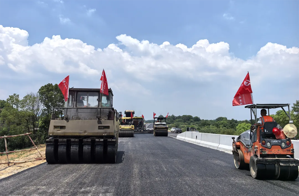 南昌云翔大道項(xiàng)目啟動首段底層瀝青攤鋪 投入21臺機(jī)械攻堅(jiān)關(guān)鍵節(jié)點(diǎn) 南昌云翔大道項(xiàng)目啟動首段底層瀝青攤鋪 投入21臺機(jī)械攻堅(jiān)關(guān)鍵節(jié)點(diǎn)