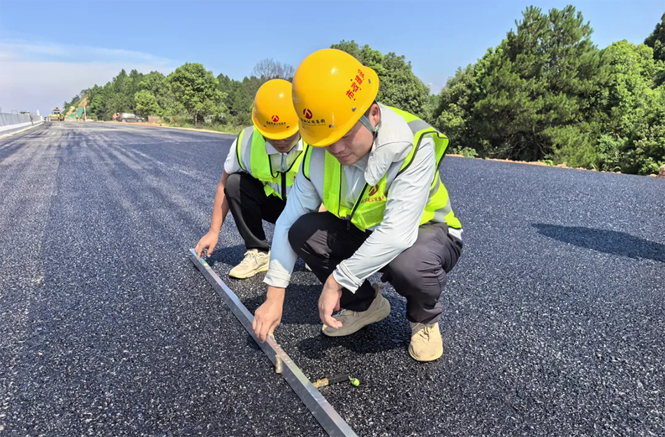 南昌云翔大道項(xiàng)目啟動首段底層瀝青攤鋪 投入21臺機(jī)械攻堅(jiān)關(guān)鍵節(jié)點(diǎn) 南昌云翔大道項(xiàng)目啟動首段底層瀝青攤鋪 投入21臺機(jī)械攻堅(jiān)關(guān)鍵節(jié)點(diǎn)