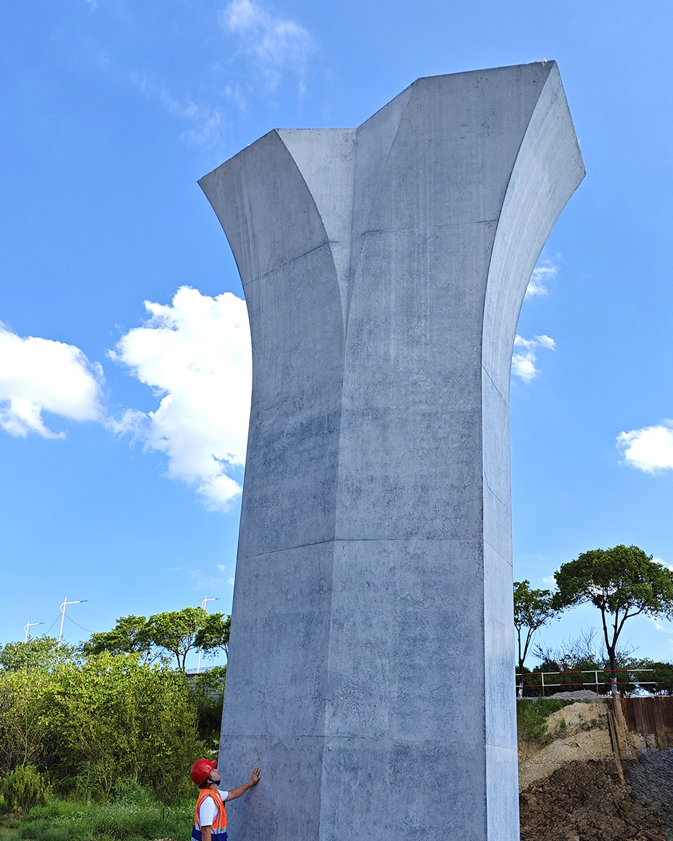 深圳大道互通立交項(xiàng)目鏡面墩柱工藝揭秘 定制不銹鋼模板誤差控制在2mm內(nèi)