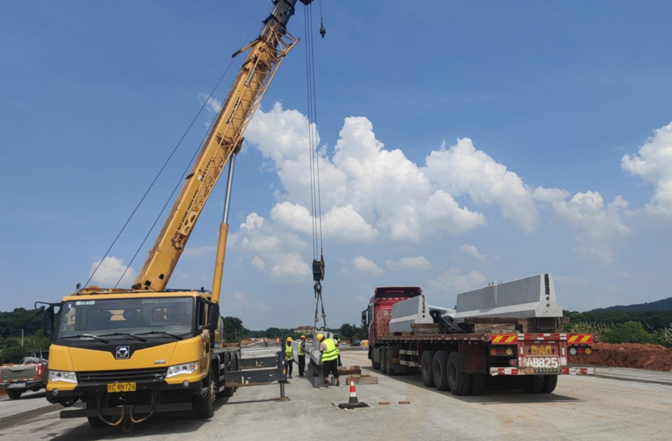 市政遠(yuǎn)大裝配式防撞護(hù)欄首次應(yīng)用于G320國(guó)道 開(kāi)啟綠色建造新征程